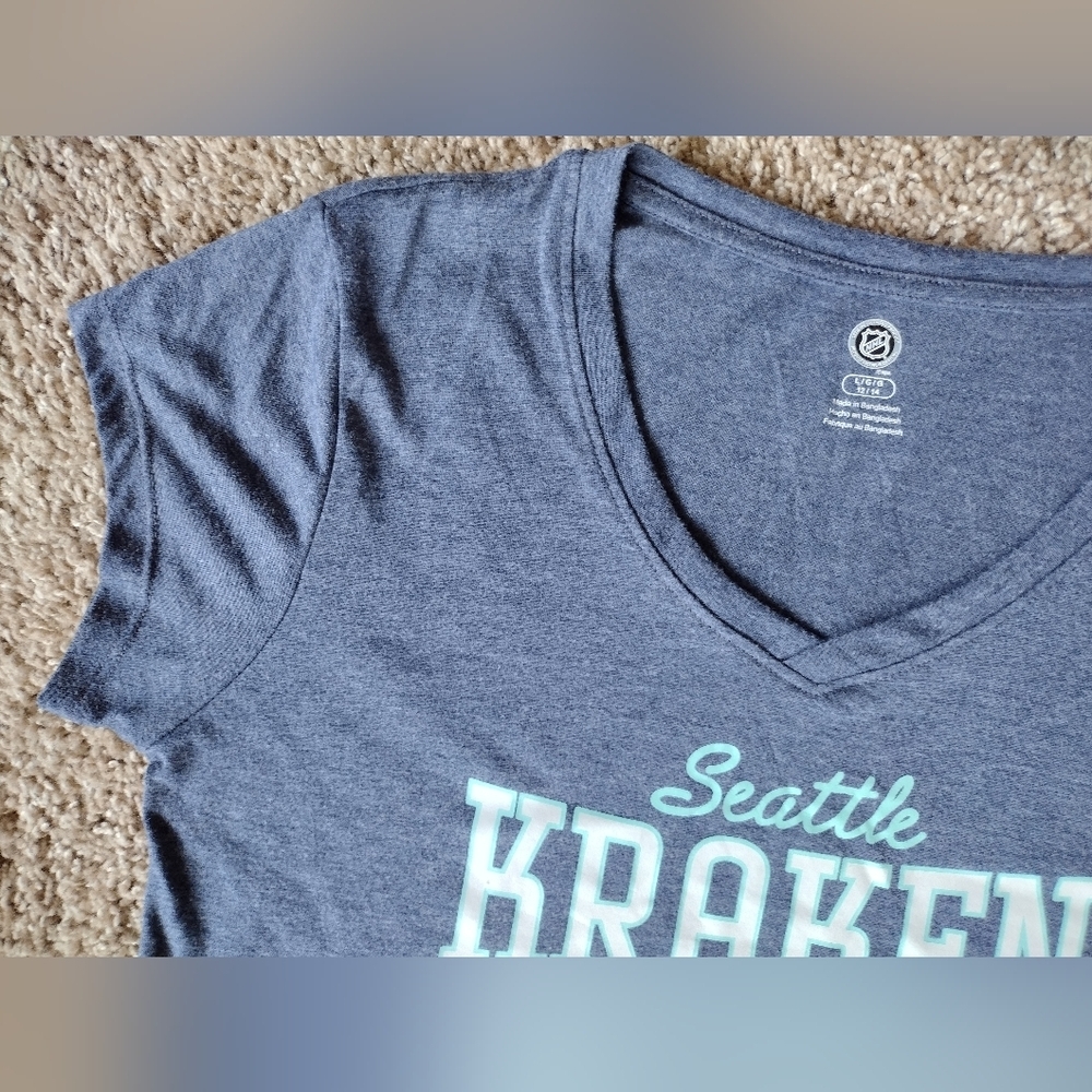 Seattle Kraken NHL AWomen's Navy Tee Large NWOT - Picture 5 of 8